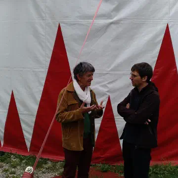 Christian et Matthieu devant le Chapiteau du ZartiCirque